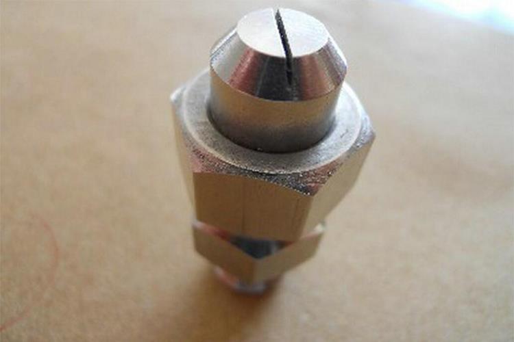 它是將一些直射小噴嘴在同一個配水室上，噴水造型猶如孔雀開屏，又像扇面