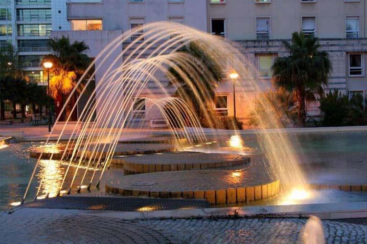 它的結構包括供水、排水、溢流管構造和噴泉控制電纜螺紋管等