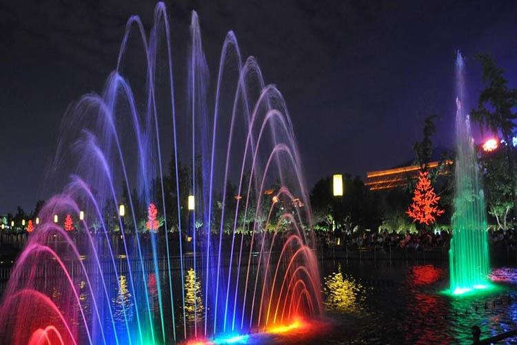 要根據空間大小、使用人群、投資預算等等設計出一個合理的噴泉 