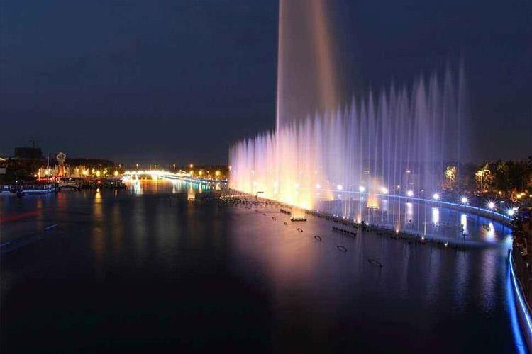 根據噴泉是一種將水或液體經過一定壓力通過噴頭噴灑出來具有特定形狀的組合體，提供水壓的一般為水泵而設計安裝