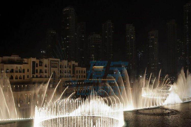 噴泉應用現代循環系統，能夠使水靈動起來，避免了形成死水、臭水，有利于節約水資源，加強廢水利用