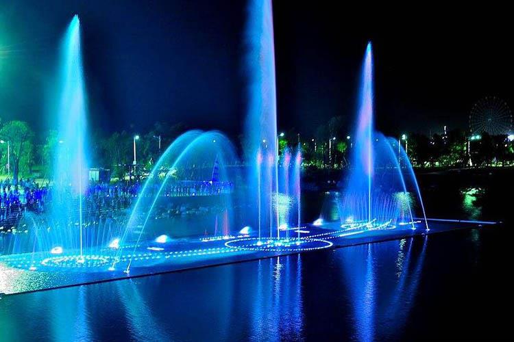 程控噴泉也叫程序控制噴泉，是按照預先編輯的程序變換噴水造型和燈光色彩強弱變化的噴泉