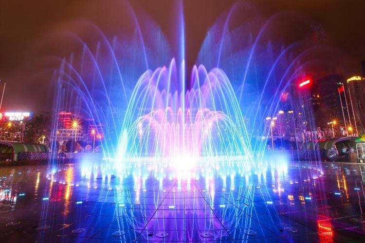 一個變頻電機和調壓泵，改變頻率就改變了電機的轉速，也就改變了水泵的壓力