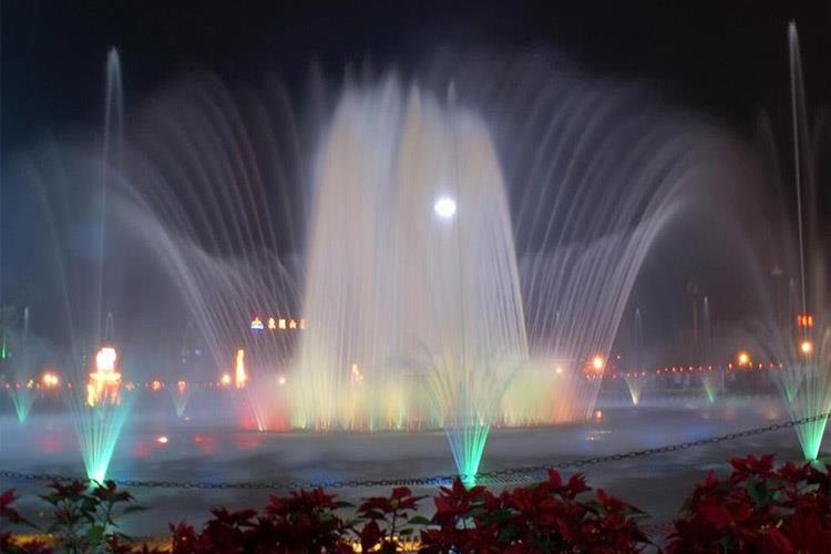 跑動噴泉是由電磁閥依次順序開閉來控制一長列噴頭而產生的動態水形