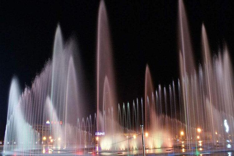 水面的空間作用運用水體，可以起到擴大空間的效果