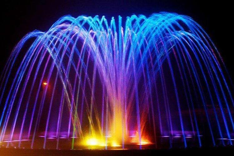 旱地噴泉既不占休閑空間，又能噴泉，又為游人提供近水嬉戲的場所