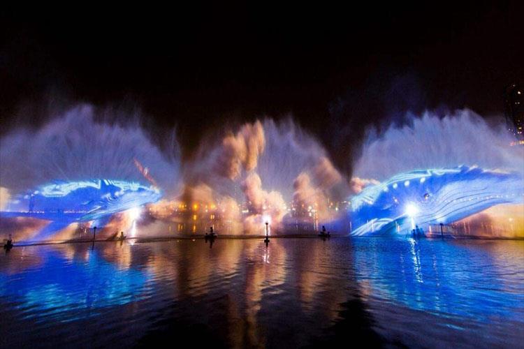 水幕電影噴泉是將激光器發出的激光束射在水幕噴頭噴出的水膜上