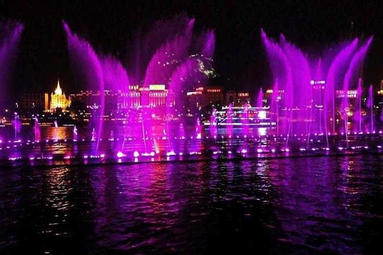 水上音樂噴泉隨著音樂變換，為城市的人們在夜間增添一份美輪美奐的視覺和聽覺的盛宴