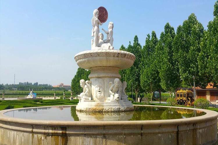 水景噴泉雕塑可起到類似大海、森林、草原等凈化空氣的作用，使景區的 空氣更加清潔新鮮濕潤