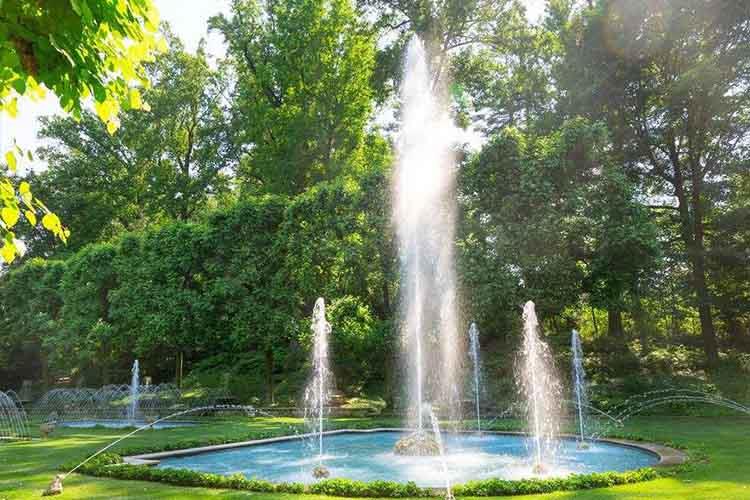 可以利用中水系統，同時噴泉的水可以被綠化用水再次利用，因此能夠達到節水的目的