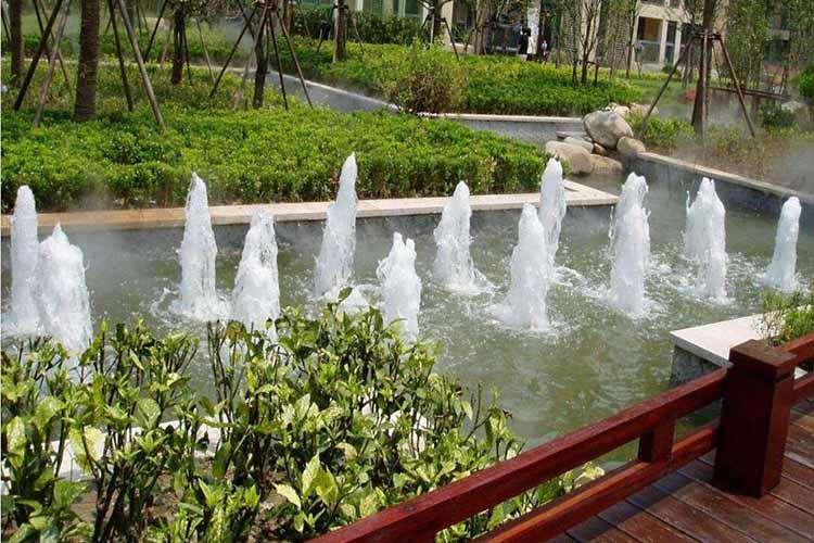 噴泉水景它是一種水景藝術，體現了動、靜結合，形成明朗活潑的氣氛，給人以美的享受