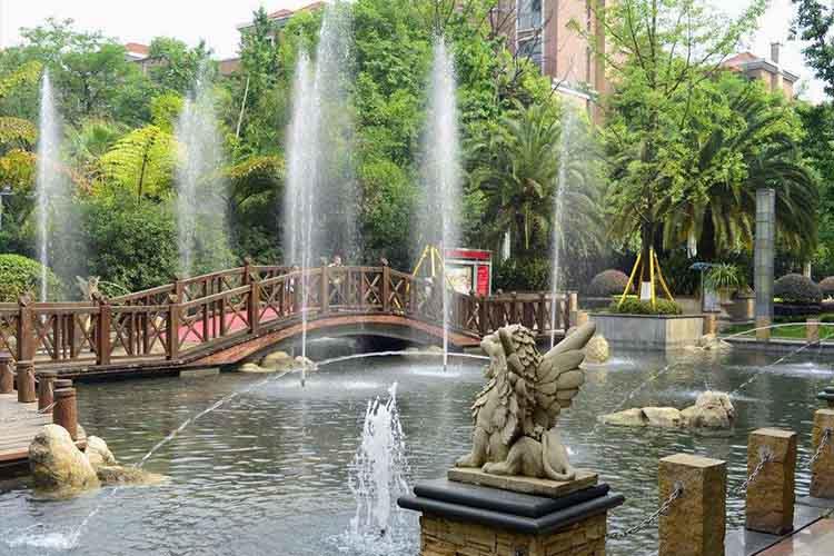 使用高超技術實現編號程序，控制水、光、音、色等等構成絢麗變化的景象的自控噴泉