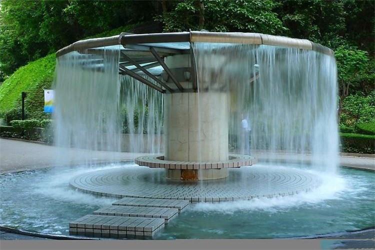 混凝土澆筑工程中，沒有規范使用振動器對混凝土進行振動處理，使其內部密實度不足，導致混凝土凝結收縮后面壁產生大量蜂窩或空洞。