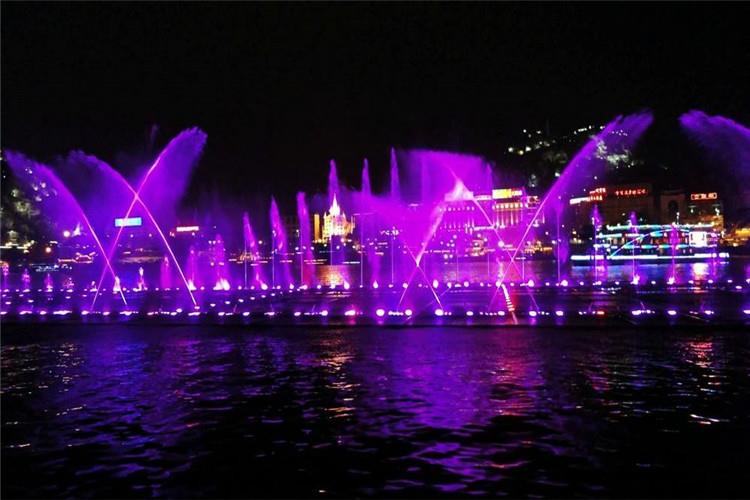 噴泉水下燈要每月檢查、緊固一次松動的螺絲，避免燈體進水造成短路故障