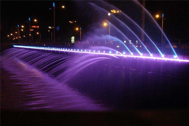 這是一種利用噴水時的反推力使噴嘴自動旋轉，形成各種水形的噴頭