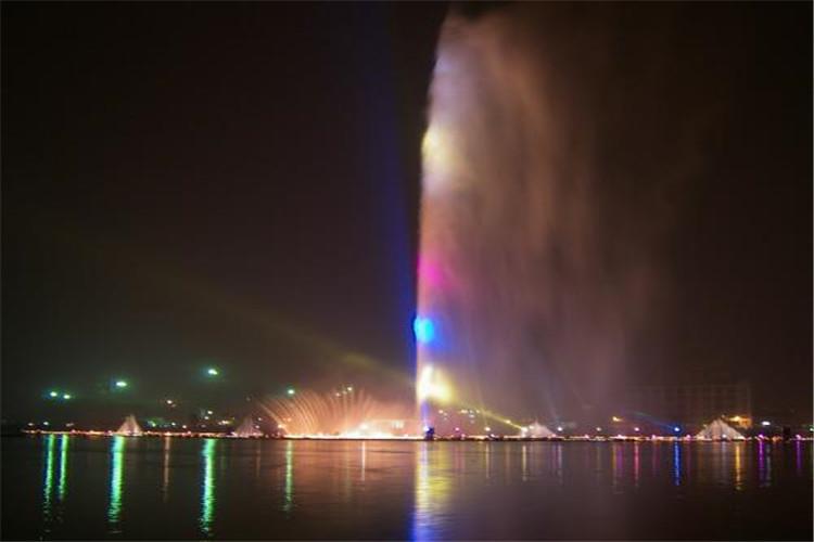 在音樂噴泉工程中，控制系統無疑是整個工程的核心所在，其在噴泉系統中的地位就相當于人的心臟和大腦，可見重要性非常之大