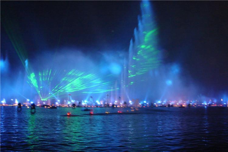 水幕電影是通過高壓水泵和特制水幕發生器，將水自下而上，高速噴出，霧化后形成扇形“銀幕”