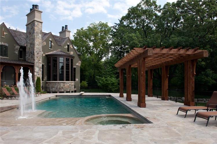 庭院小噴泉水池一般適合設計成圓形，四面環繞著淺水，方向上較好向住宅建筑微微傾斜