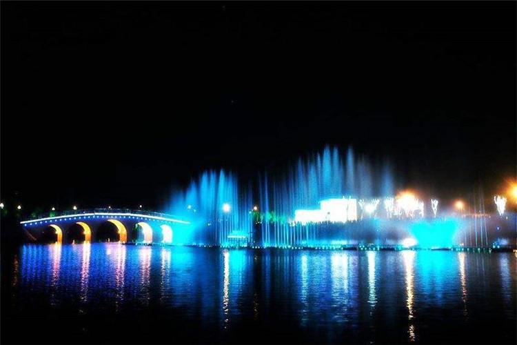 在第一階段中需要做如下工作：由主持設計師拿出對方案的總體初步規劃及相關的意向圖片，設計組成員組織方案討論會確定總體規劃思路