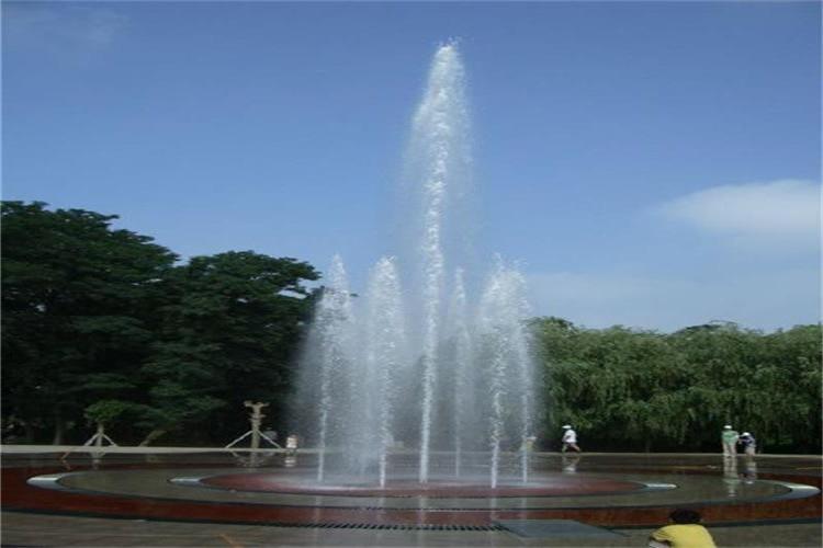 由設計總監組織設計交底工作會議，方案項目組成員與施工組設計成員銜接，確定施工圖階段的具體內容及細節工作