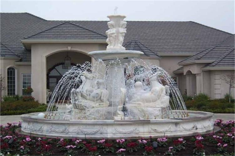 歐式噴泉雕塑較突出的特點就是做工精細，所采用的雕刻手法，都是非常獨特的，而且雕刻起來各種細節都能看出來，而且都是人工純手工打造，所以有很多獨特的造型