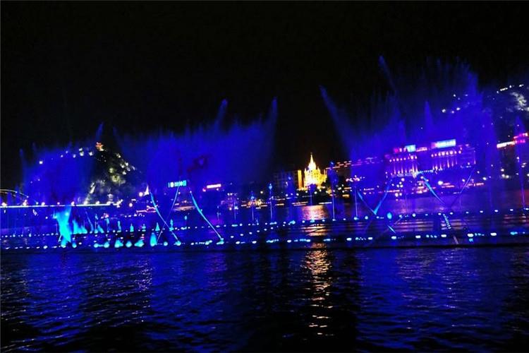 由音樂發生器、聲音卡、音箱組成，音樂發生器主要是產生MIDI音樂，聲音卡是處理MIDI音樂的硬設備，之后由音箱播放音樂