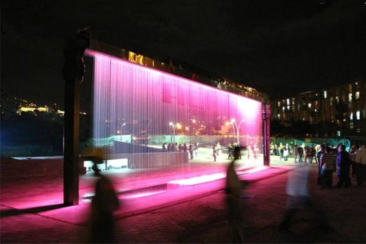 設置要注意不要影響趣味噴泉的美觀，且應便于清掃和疏通