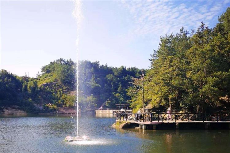 從吶喊噴泉所需要的設備來看，其需要輔助噴頭、水泵、音響、電控設備、計算編碼等多種設備配合，才能保障噴泉運行正常