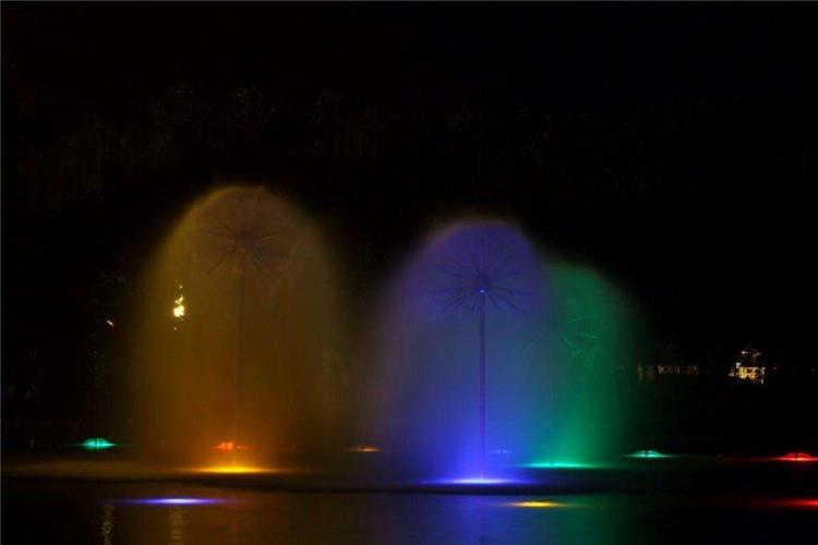 漂浮噴泉水泵吸水口要每月清洗，防止污物堵塞吸口