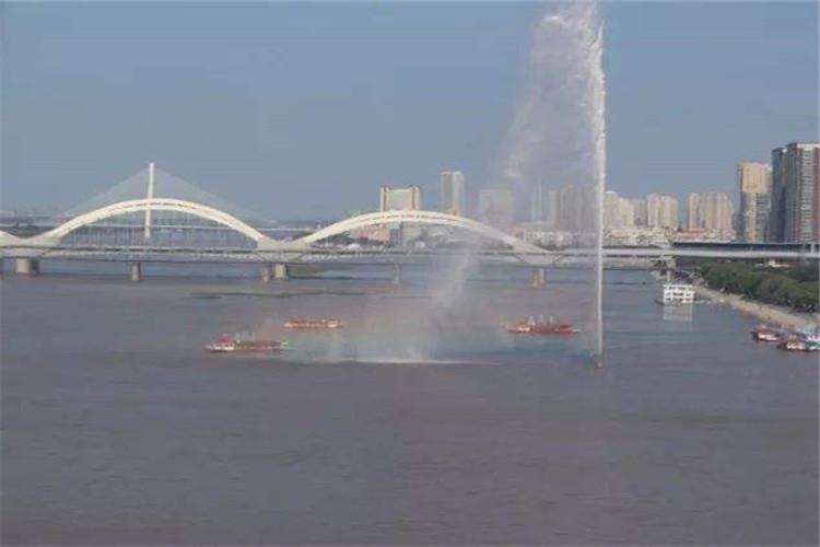 傾斜測試，根據產品的不同確要求進行不同角度的測試，將水加到產品的較高水位線后進行傾斜，水是否流出，產品的組裝是否牢圊，水型是否符合要求