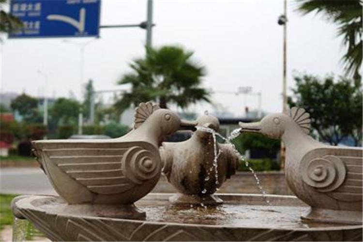 工人進駐趣味噴泉施工現場后，項目部將對每個工人進行不擾民教育，并制定一系列的相應制度及懲罰措施