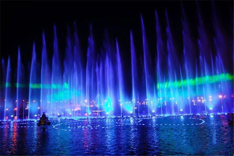 泉的位置多設于建筑、廣場的軸線焦點或端點處，也可以根據環境特點，做一些音樂噴泉小景，自由地裝飾室內外的空間。音樂噴泉設計宜安