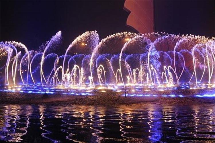 聲控噴泉燈光系統由3條支路組成，分別為綠色燈支路處于外層與次外層之間，黃色燈支路處于外層與內層之間