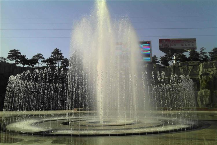 早期公園噴泉多建在人工水池中。水池形式多樣，有明水池、暗水池(旱噴泉)、漫水池等形式