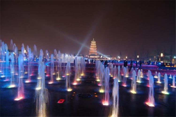 對于矩陣噴泉水下彩燈安全來說，須要提供12V工作電壓，它是通過變壓器來實現的