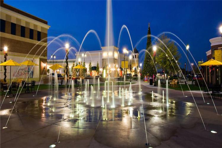 在旱地噴泉設計施工過程中，建議盡量采用304不銹鋼材質，減少生銹，而且后期采取優質水處理設備進行處理