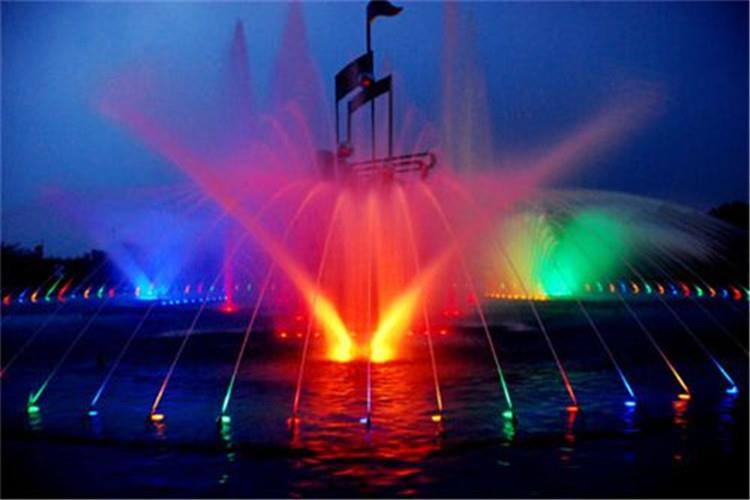 在設計搖擺噴泉時，應當綜合考慮周圍環境情況，根據人文與環境設計噴泉的形式，讓噴泉景觀和周邊環境產生共鳴，充分激發人們的興趣