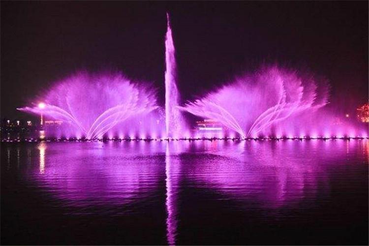 在程控噴泉的設計與建造過程中，每個水泵的配電柜都需要安裝漏電保護裝置