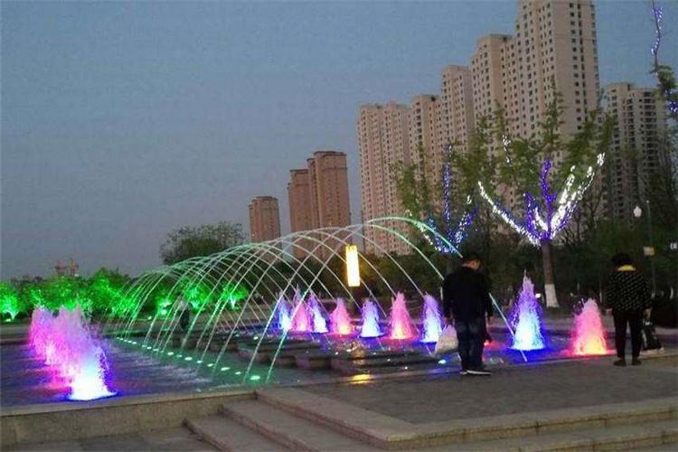 趣味噴泉是將泵出的水射向空中，有垂直射流、斜射流旋轉射流等形式