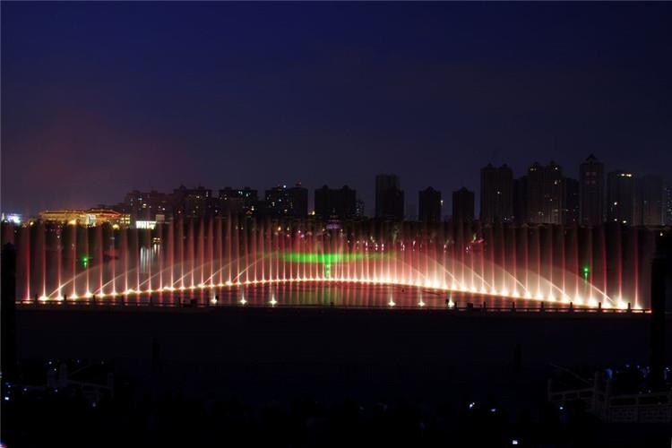 眾所周知，水幕電影噴泉是在室外放映的，由水幕組成的放映幕布也是天然的解暑降溫的利器