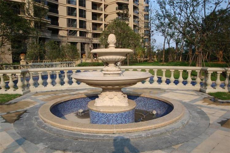 此歐式噴泉雕塑群分別坐落于次級林蔭道交叉口的四個水池中央，每組雕塑群由中心的主體鍍金鉛雕及附屬裝飾共同組成