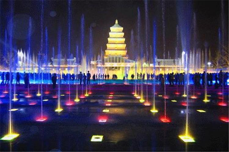 焊接操作音樂噴泉時佩帶防護面罩以避免焊花飛濺灼傷；焊接、切割設施在每天使用前進行檢查