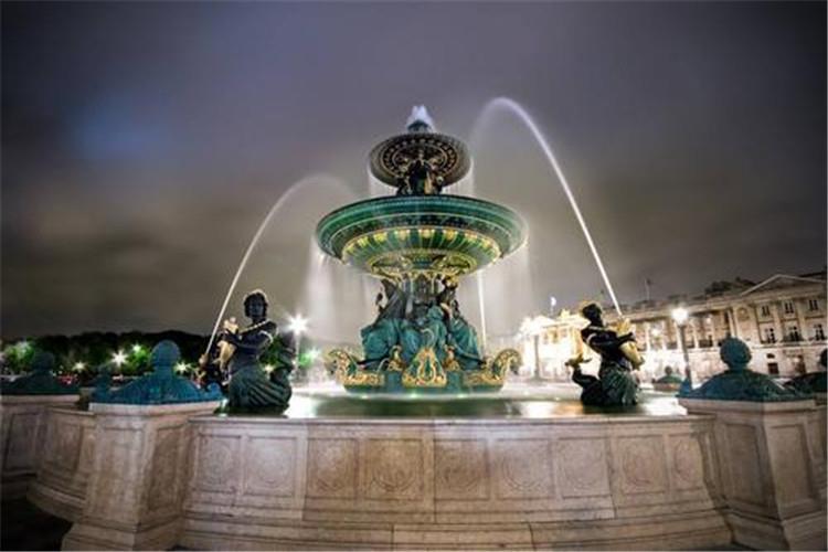 景觀噴泉燈具的電纜應有足夠的負載余量一般12V100W水下彩燈的導線截面應不低于2.5mm2；12V300W水下彩燈應不低于6mm2