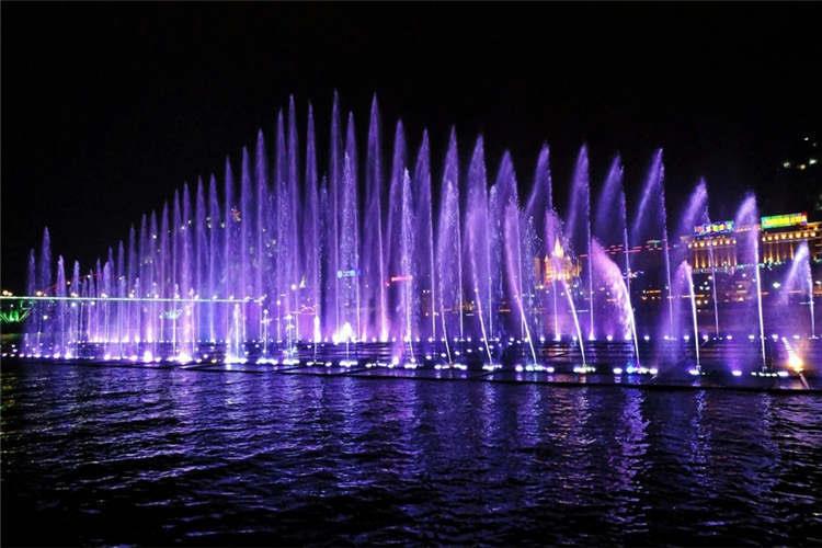 當然大型音樂噴泉也可以裝扮、襯托其它的景觀，例如靜態的景物和活動的水搭配在一塊，能夠達到動靜結合的效果