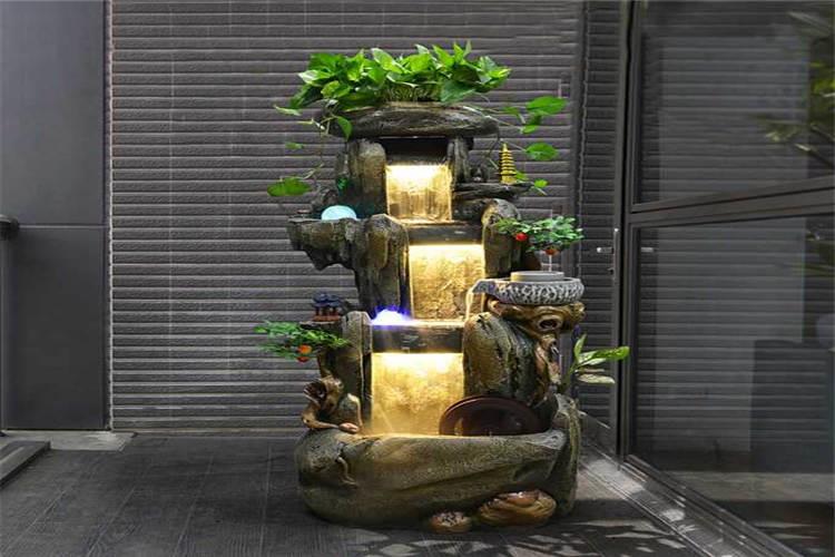 在家里的幾畔，案頭放上一盆優美的流水噴泉盆景