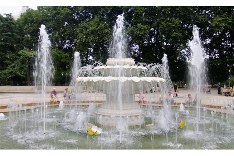 水位稍有升降，景觀噴泉高度及水形就會產生很大的變化