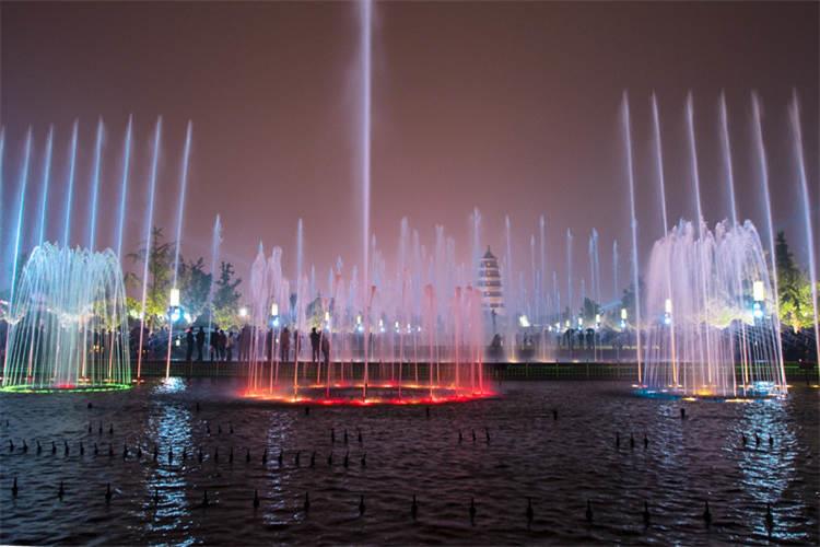 矩陣噴泉的主要優點是內存存貯不定連續，在數據插入、刪除上反映快，硬件資源消耗小，適于大信息量存貯和快速反映的地方