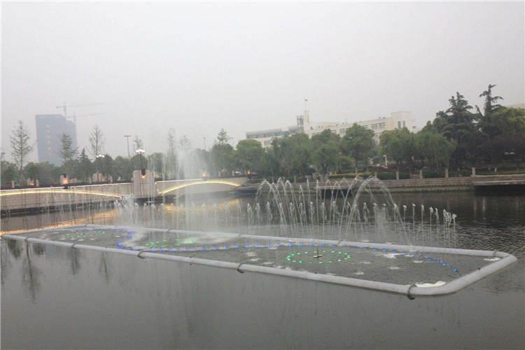 漂浮噴泉位置一般多設在庭院的軸線焦點、端點或花壇群中，也可以根據環境特點，作一些噴泉小景