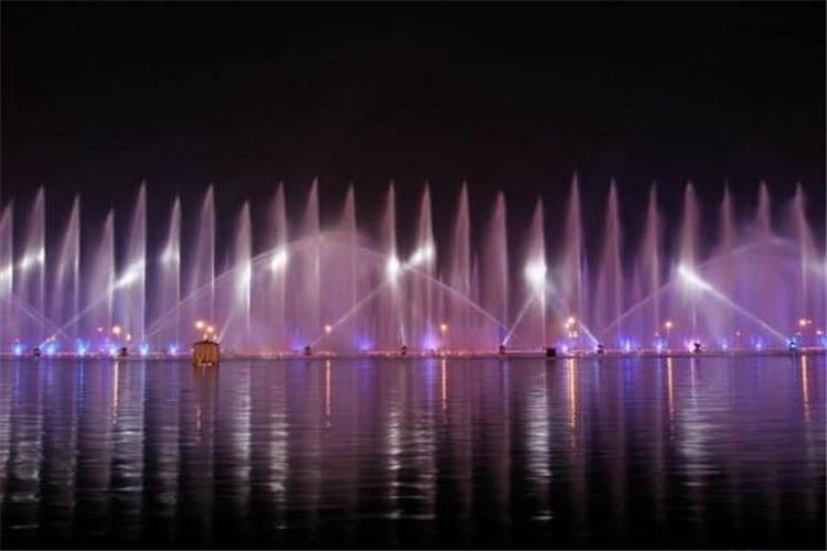 漂浮噴泉池池底、池壁的做法應視具體情況，進行力學計算后再做專門設計