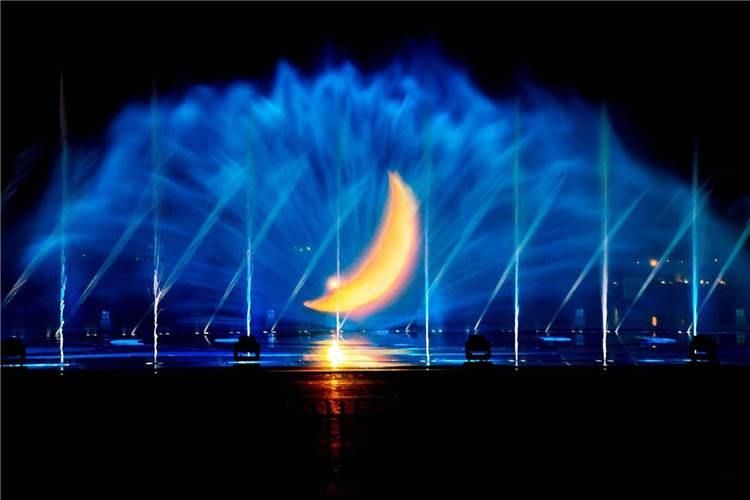 水幕電影水下燈要每月檢查、緊固一次松動的螺絲（特別要關注跑泉），避免燈體進水造成短路故障